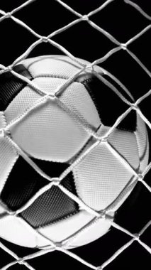 Net 'e Düşen Futbol Topu Süper Yavaş Hareketi. Kara Arkaplan 'da izole edilmiş, Top View' da. Yüksek Hız Sineması Kamerası 'nda çekildi, 1000fps. Dikey Görünüm Oranı.