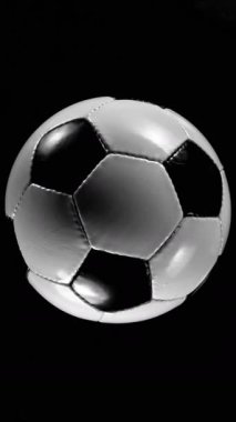 Süper Yavaş Düşen Futbol Topu Suya, Su Sıçratma, Top Manzarası. Yüksek Hız Sineması Kamerası 'nda çekildi, 1000fps. Hız Rampası Etkisi. Dikey Görünüm Oranı.