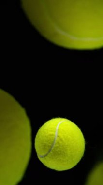 Düşen Tenis Toplarının Süper Yavaş Hareketi. Kara Arkaplan 'da izole edilmiş. Üst Manzara. Yüksek Hız Sinema Kamerası, 1000fps.