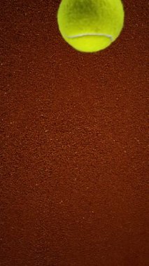 Clay 'in üzerine düşen tenis topunun süper yavaş hareketi. Üst Manzara. Yüksek Hız Sineması Kamerası 'nda çekildi, 1000fps. Dikey Görünüm Oranı.