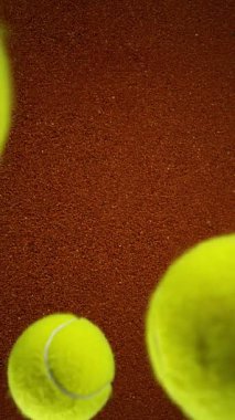Düşen Tenis Toplarının Süper Yavaş Hareketi Clay 'in üzerine. Üst Manzara. Yüksek Hız Sineması Kamerası 'nda çekildi, 1000fps. Dikey Görünüm Oranı.