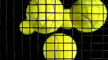 Roketli tenis topları. Uçan topların hareketlerini dondur.