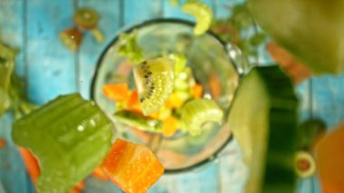 Meyve ve sebzeleri karıştırıcıya dökülüyor. Genel bakış açısı.