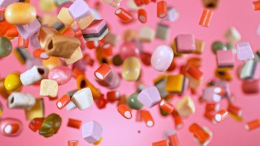 Çeşitli şekerlemelerle uçmanın dondurucu hareketi. Renkli soyut tatlı arkaplan.