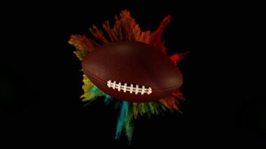 Düşen Amerikan Futbol Topunun Süper Yavaş Hareketi ve Renkli Pudra Patlaması, Top View. Yüksek Hız Sinema Kamerası, 1000fps.