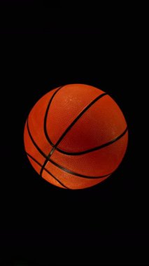 Süper Yavaş Düşen Basketbol Topu Renkli Pudra Patlaması, Top View. Yüksek Hız Sineması Kamerası 'nda çekildi, 1000fps. Dikey Görünüm Oranı.