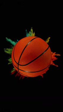 Süper Yavaş Düşen Basketbol Topu Renkli Pudra Patlaması, Top View. Yüksek Hız Sineması Kamerası 'nda çekildi, 1000fps. Dikey Görünüm Oranı.