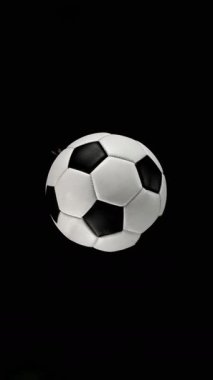 Süper Yavaş Düşen Futbol Topu Renkli Pudra Patlaması, Top View. Yüksek Hız Sineması Kamerası 'nda çekildi, 1000fps. Dikey Görünüm Oranı.