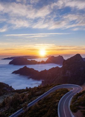 High Mountain Manzarası 'nda destansı Günbatımı Manzarası. Pico do Arieiro, Madeira Adası. Vadideki bulutlar.