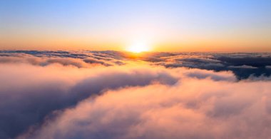 Güzel Günbatımı Işığıyla Gökyüzü Destanı Bulutları. Altın Işıklı Dramatik Bulutlu Gökyüzü.