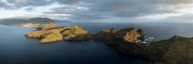 Madeira Adası 'nın doğu kıyısı, Ponta de Sao Lourenco. Güzel Ultra Geniş Panoramik Hava Görüntüsü. Bulutlu Gökyüzü ile Gündoğumu.