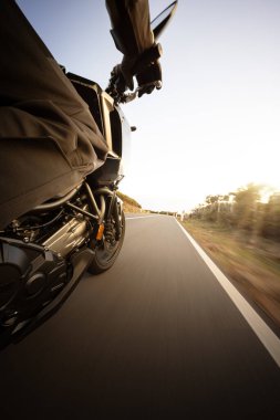 Motosiklete binen bir adamın POV çekimi. Motosikletlinin elleri gidona basıyor. Hareket Bulanık Efekti, Eylem Görüntüsü.