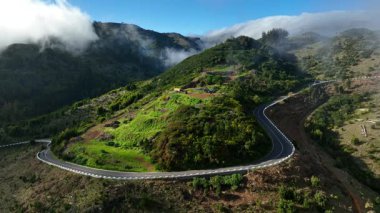 Yüksek Dağ Manzarası 'nda motosiklet sürücüsü. Madeira Adası, Portekiz. Bulutlu Güzel Yaşam Tarzı Panoramik Manzarası. Motosiklette yaşam tarzı turu.