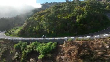 Yüksek Dağ Manzarası 'nda motosiklet sürücüsü. Madeira Adası, Portekiz. Bulutlu Güzel Yaşam Tarzı Panoramik Manzarası. Motosiklette yaşam tarzı turu.