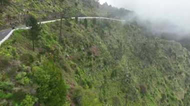 Yüksek Dağ Manzarası 'nda motosiklet sürücüsü. Madeira Adası, Portekiz. Bulutlu Güzel Yaşam Tarzı Panoramik Manzarası. Motosiklette yaşam tarzı turu.