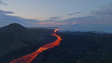 Litli-Hrtur Volkan Patlaması 'nın hava panoramik görüntüleri. İzlanda 28.7.2023, Fagradalsfall. Drone görüntüleri, Lav patlıyor ve kraterden yayılıyor..
