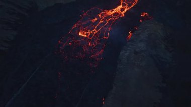 Litli-Hrtur Volkanı, Yüzen Lavlar 'ın hava panoramik görüntüleri. İzlanda 28.7.2023, Fagradalsfall. Drone görüntüleri, Lav kraterden yayılıyor..
