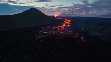 Litli-Hrtur Volkan Patlaması 'nın hava panoramik görüntüleri. İzlanda 28.7.2023, Fagradalsfall. Drone görüntüleri, Lav patlıyor ve kraterden yayılıyor..