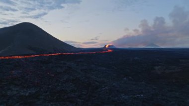 Litli-Hrtur Volkan Patlaması 'nın hava panoramik görüntüleri. İzlanda 28.7.2023, Fagradalsfall. Drone görüntüleri, Lav patlıyor ve kraterden yayılıyor..