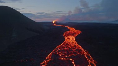 Litli-Hrtur Volkan Patlaması 'nın hava panoramik görüntüleri. İzlanda 28.7.2023, Fagradalsfall. Drone görüntüleri, Lav patlıyor ve kraterden yayılıyor..