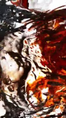 Kasırga şeklinde suya siyah çay dökmek çok yavaş bir hareket. Yüksek hızlı sinema kamerasıyla çekildi, 1000fps. Dikey görünüm oranı.