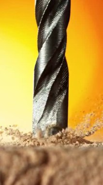 Tuğla duvarı delen matkapla ilgili çok yavaş bir detay. Yüksek hızlı sinema kamerası, 1000 fps. Dikey görünüm oranı.