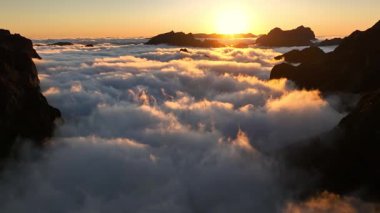 Bulutların yukarısında. Madeira Adası. Sunset, Clouds in the Valley ile Güzel Yaşam Tarzı Panoramik Manzarası. Hava Düzleştirici Görüntü.