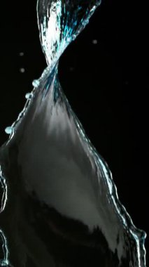 Uçan Su Sıçratma Süper Yavaş Hareketi, Kara Arkaplan. Yüksek Hız Sineması Kamerası 'nda çekildi, 1000fps. Dikey Görünüm Oranı.