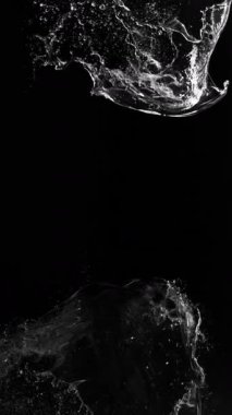 Uçan Su Sıçratma Süper Yavaş Hareketi, Kara Arkaplan. Yüksek Hız Sineması Kamerası 'nda çekildi, 1000fps. Dikey Görünüm Oranı.