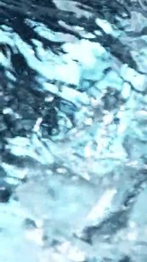 Suda dönen buz küplerinin süper yavaş hareketi. Yüksek hızlı sinema kamerası, 1000 fps. Sualtı bileşimi. Dikey görünüm oranı.