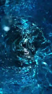 Detaylı Su Dalgalarının Süper Yavaş Hareketi. High Speed Cinema Camera 'da çekildi, 1000 fps. Su Tüneli 'nin dokusu, yukarıdan çekilmiş. Dikey Görünüm Oranı.