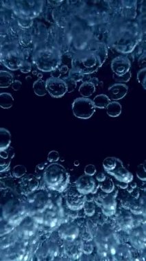 Köpüren Mavi Suyun Süper Yavaş Hareketi. Ekstrem Makro Vuruş, Soyut Doku. High Speed Cinema Camera 'da çekildi, 1000 fps. Dikey Görünüm Oranı.