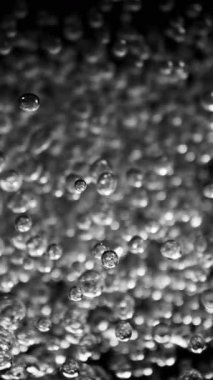 Köpüren Mavi Suyun Süper Yavaş Hareketi. Ekstrem Makro Vuruş, Soyut Doku. High Speed Cinema Camera 'da çekildi, 1000 fps. Dikey Görünüm Oranı.