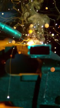 Atölyede kaynakçının çok yavaş çalışması. Detaylı çekim, Düşük Derinlik. Yüksek Hız Sinema Kamerası 'nda çekildi, 1000 fp. Dikey Görünüm Oranı.