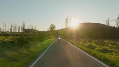 Dağ manzarasında motosiklet sürücüsü. Sunset Light ile Güzel Yaşam Tarzı Panoramik Manzarası. Motosiklette yaşam tarzı turu.