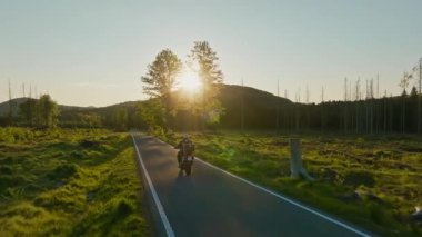 Dağ manzarasında motosiklet sürücüsü. Sunset Light ile Güzel Yaşam Tarzı Panoramik Manzarası. Motosiklette yaşam tarzı turu.