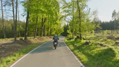 Dağ manzarasında motosiklet sürücüsü. Sunset Light ile Güzel Yaşam Tarzı Panoramik Manzarası. Motosiklette yaşam tarzı turu.