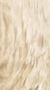 Kum Dokusuyla Süper Yavaş Su Dalgaları. High Speed Cinema Camera 'da çekildi, 1000 fps. Dikey Görünüm Oranı.