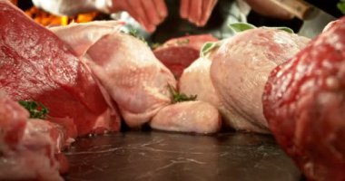 Şefin Çiğ Et Üzerine Tuz ve Baharat Fırlatma Hareketi. High Speed Cinema Camera 'da çekilmiştir. Et Hazırlama Konsepti. Kamera Hareket Kontrol Sistemi 'ne Yerleştirildi.