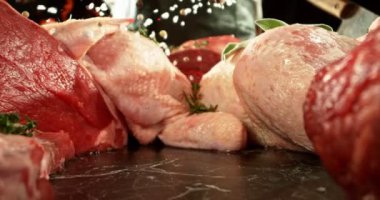 Şefin Çiğ Et Üzerine Tuz ve Baharat Fırlatma Hareketi. High Speed Cinema Camera 'da çekilmiştir. Et Hazırlama Konsepti. Kamera Hareket Kontrol Sistemi 'ne Yerleştirildi.