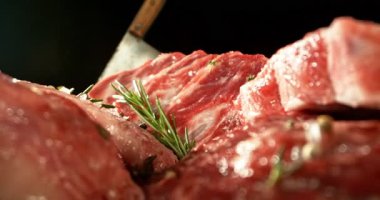 Çiğ Çeşit Çeşit Et Yığını. High Speed Cinema Camera 'da çekilmiştir. Et Hazırlama Konsepti. Kamera Hareket Kontrol Sistemi 'ne Yerleştirildi.