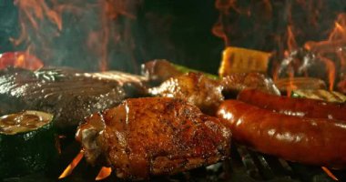 Izgara et ve sebze karışımı ızgara ızgara ızgara ve ateş. Barbekü ve Lezzetli Taze Yemek. Slow Motion, Yüksek Hız Sinema Kamerasında Çekim.