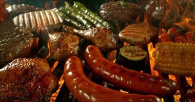 Izgara et ve sebze karışımı ızgara ızgara ızgara ve ateş. Barbekü ve Lezzetli Taze Yemek. Slow Motion, Yüksek Hız Sinema Kamerasında Çekim.