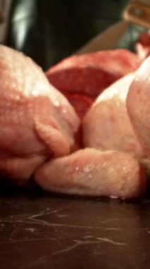 Şef Bıçakları Keskinleştirmenin Süper Yavaş Hareketi. High Speed Cinema Camera 'da çekilmiştir. Et Hazırlama Konsepti, Arkaplanda Yangın. Kamera Hareket Kontrol Sistemi 'ne yerleştirildi. Dikey Görünüm Oranı.