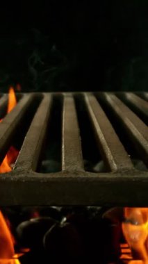 Boş Izgara Ağı ile Ateşin Süper Yavaş Hareketi. High Speed Cinema Camera 'da çekilmiştir. Kara Arkaplan 'da izole edilmiş. Dikey Görünüm Oranı.