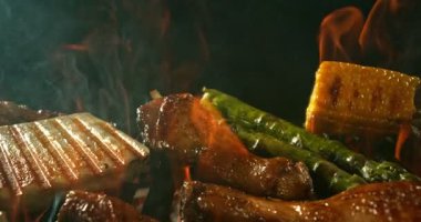 Izgara et ve sebze karışımı ızgara ızgara ızgara ve ateş. Barbekü ve Lezzetli Taze Yemek. Slow Motion, High Speed Cinema Camera 'da çekildi. Hareketli Kamera.