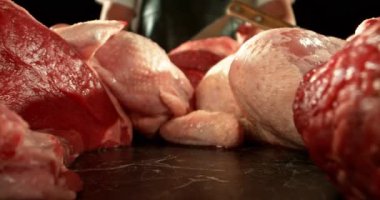 Şef Bıçakları Keskinleştirmenin Süper Yavaş Hareketi. High Speed Cinema Camera 'da çekilmiştir. Et Hazırlama Konsepti, Arkaplanda Yangın. Kamera Hareket Kontrol Sistemi 'ne Yerleştirildi. 