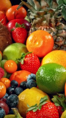 Çeşitli Taze Egzotik Meyveler. Kamera Hareket Kontrol Sistemi 'ne yerleştirildi. High Speed Cinema Camera 'da çekilmiştir. Kamera hareket halinde. Dikey Görünüm Oranı.