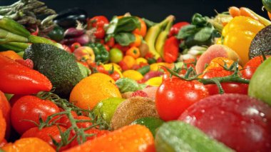 Çeşitli Taze Meyve ve Sebze çeşitleri. Yemek Geçmişi. Siyah Arkaplan.