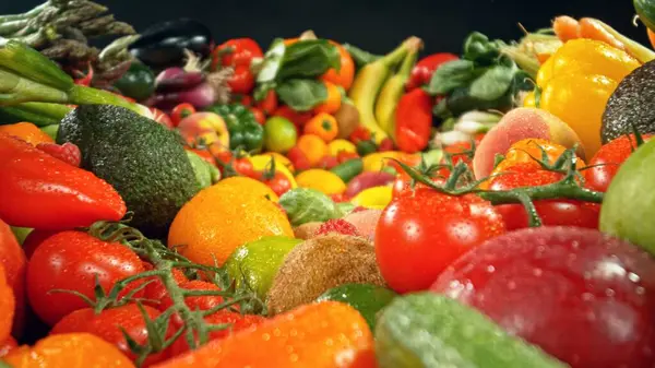 Çeşitli Taze Meyve ve Sebze çeşitleri. Yemek Geçmişi. Siyah Arkaplan.
